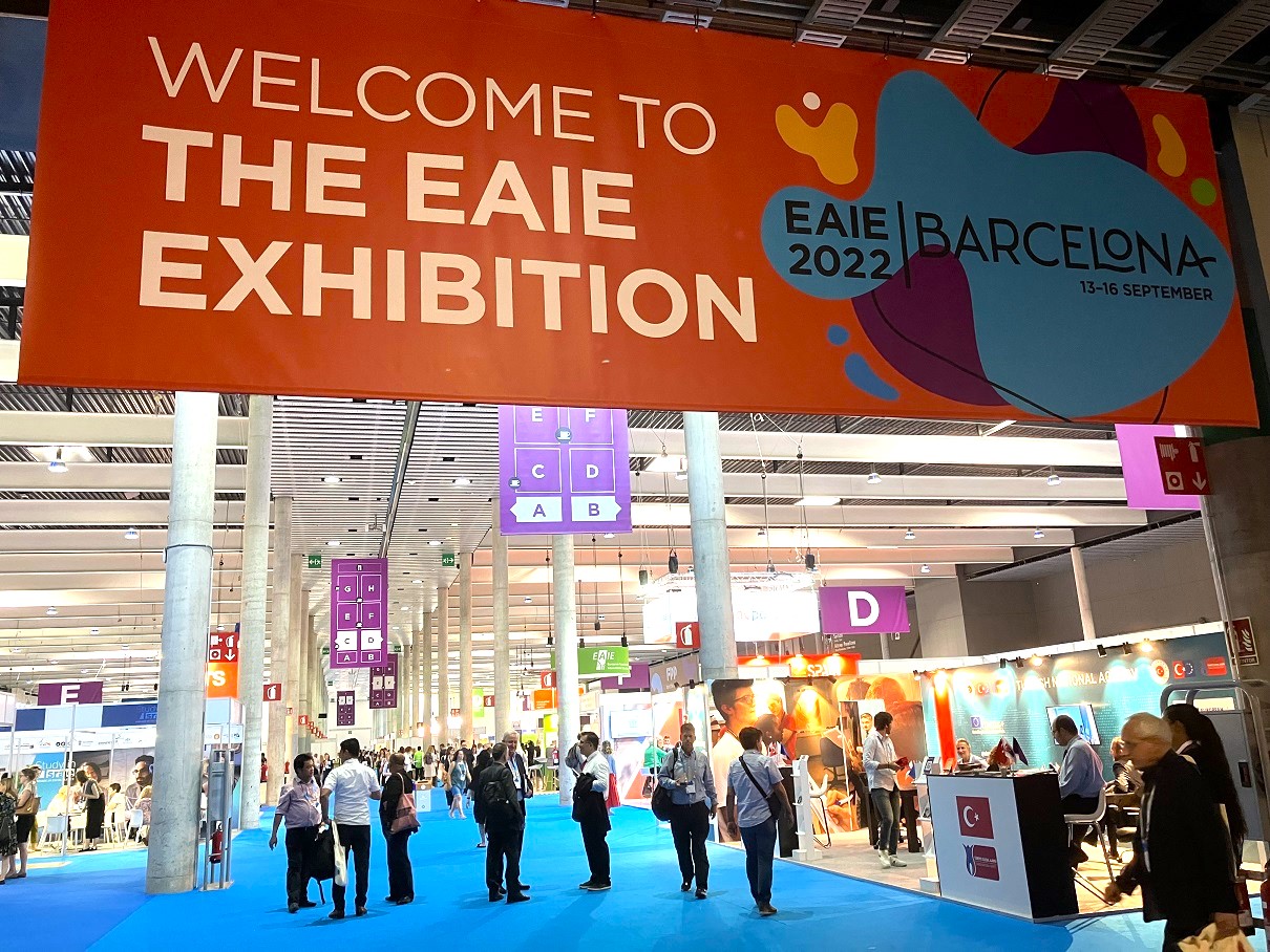 展示会場入口 (EAIE2022)