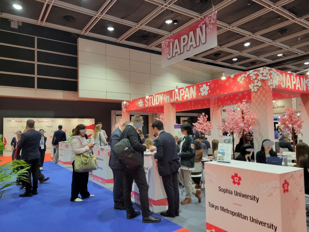 各ブースでの活発な打合せの様子_APAIE2026